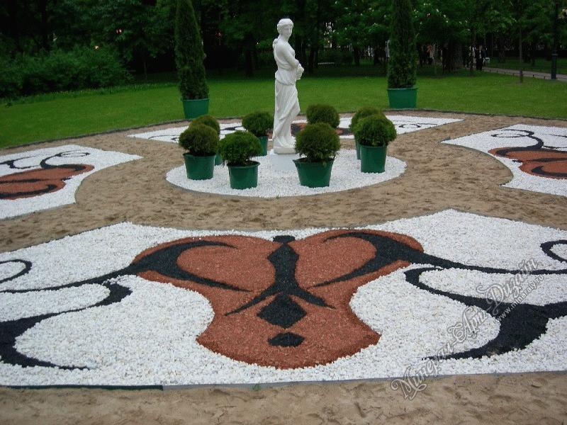 Рисунок из мраморной крошки на клумбе